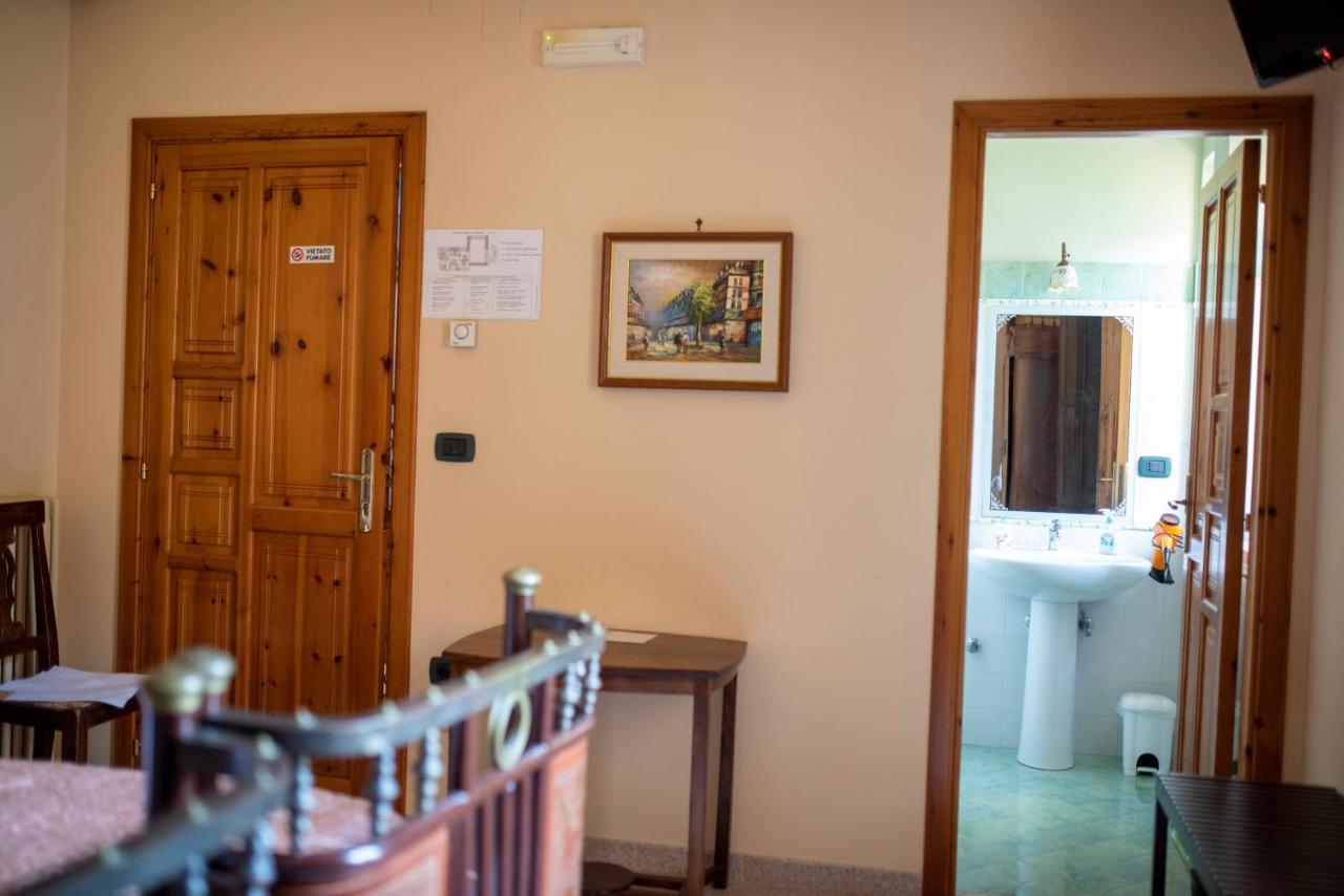 ホテル La Ginestra Castel San Lorenzo エクステリア 写真
