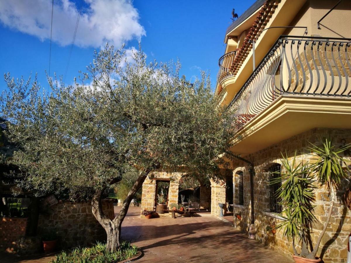 ホテル La Ginestra Castel San Lorenzo エクステリア 写真